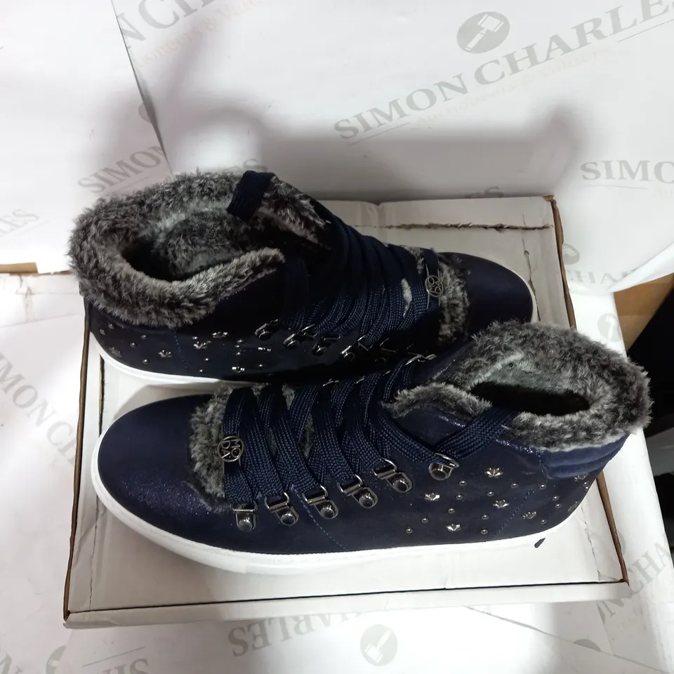 BOXED PAIR OF MODA NAVY/STAR DETAIL TRAINERS - SIZE 5