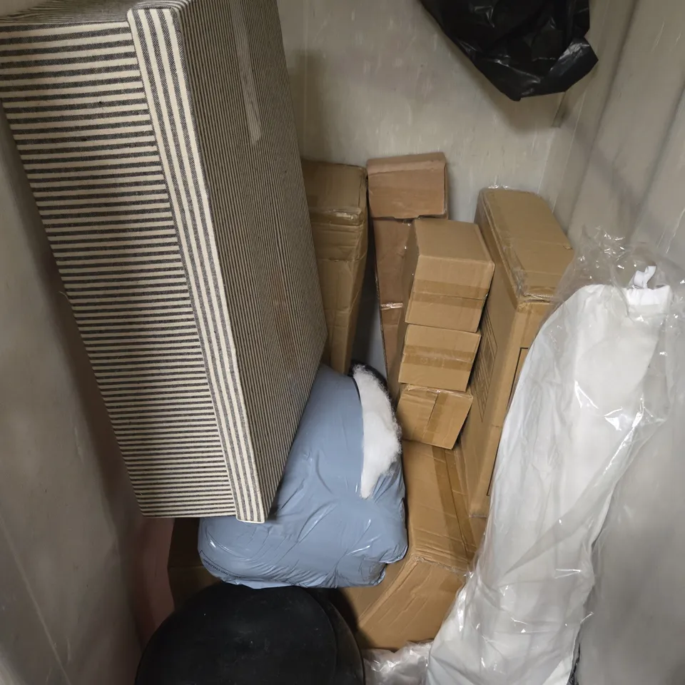 APPROXIMATELY 10 ASSORTED HOUSEHOLD PRODUCTS TO INCLUDE STORAGE BOX, CUSHIONS, HOME DÉCOR ETC 
