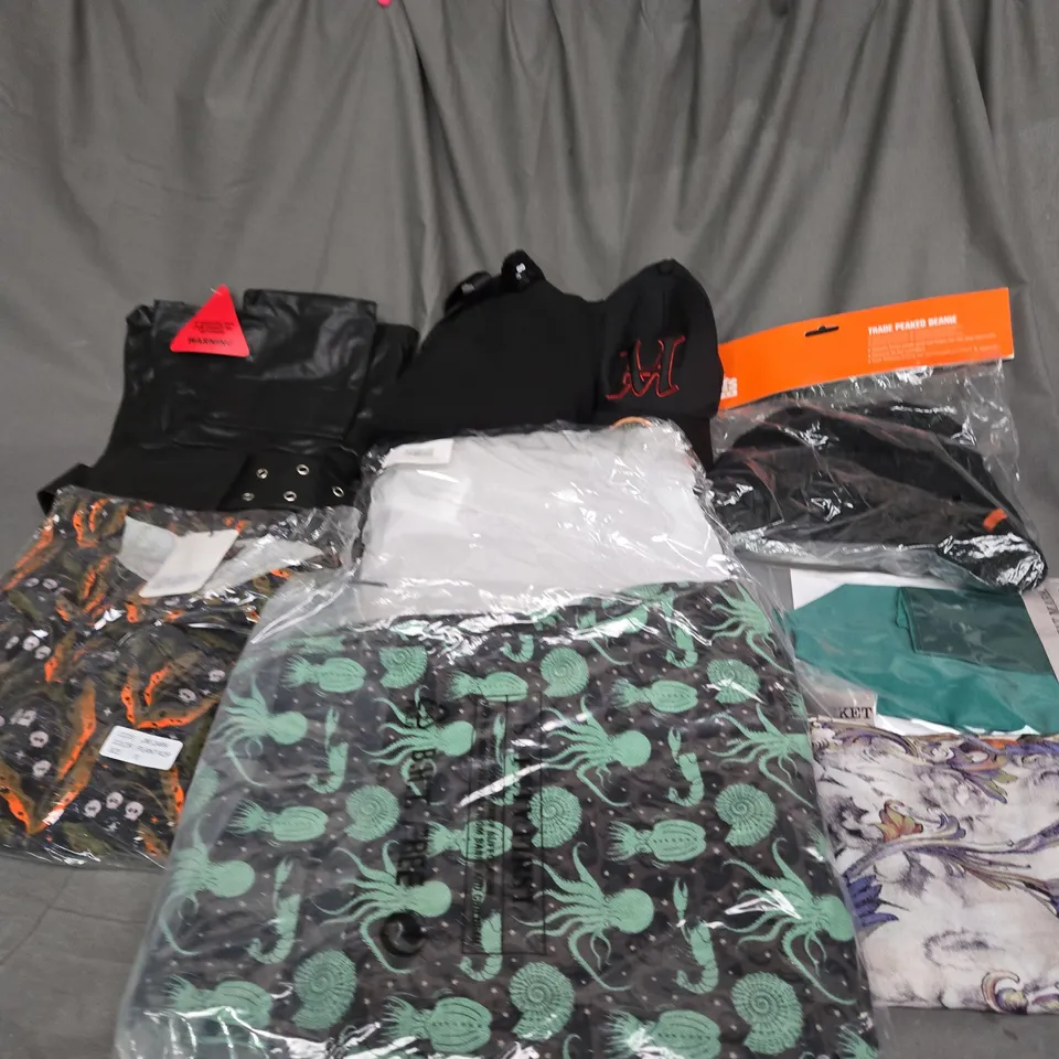 BOX OF ASSORTED CLOTHING ITEMS IN VARIOUS COLOURS, STYLE AND SIZES 