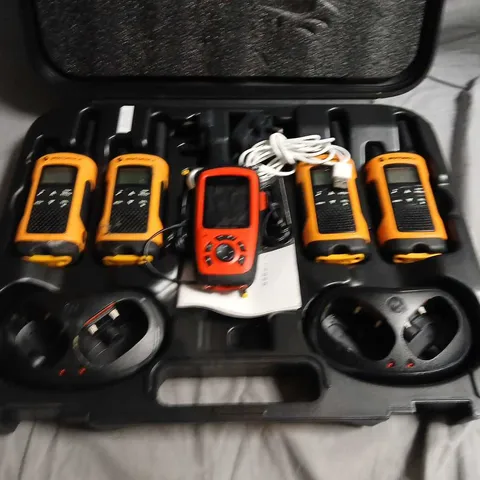 SET OF FIVE MOTOROLA WALKIE TALKIES IN CARRY CASE