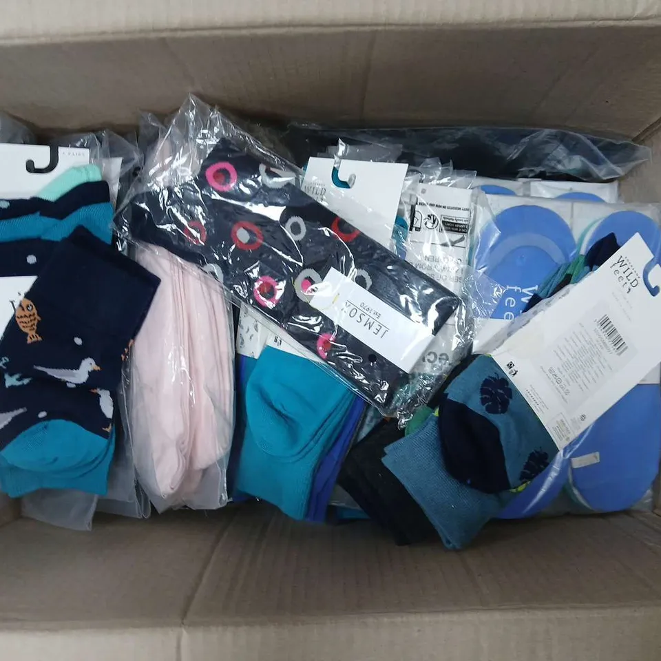 APPROXIMATELY 30 PACKS OF SOCKS IN VARIOUS COLOURS AND SIZES TO INCLUDE WILD FEET, JEMSOX, ETC