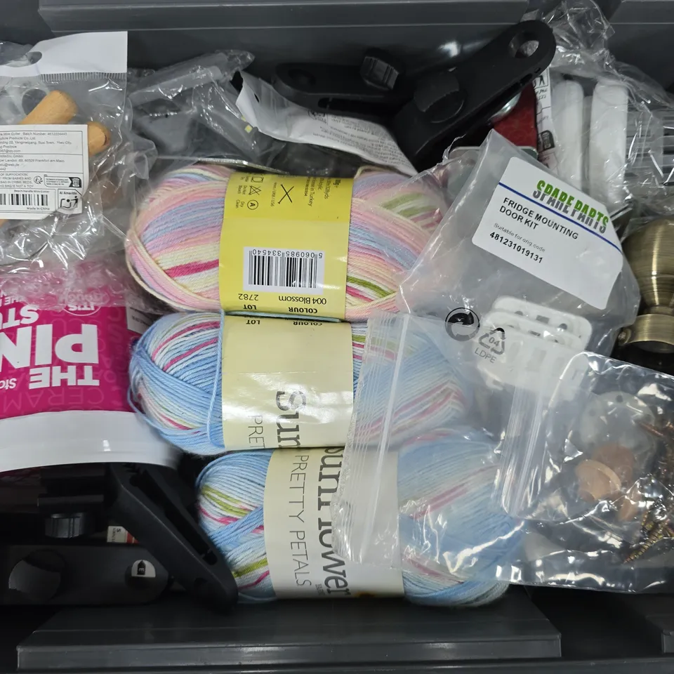 APPROXIMATELY 12 ASSORTED HOUSEHOLD ITEMS TO INCLUDE SENSOR LIGHT, THE PINK STUFF PASTE, PAINT BY NUMBERS HORSE, ETC