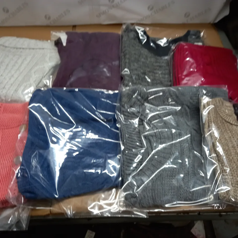 LOT OF APPROXIMATELY 23 ASSORTED AS NEW CLOTHING ITEMS - VARIOUS SIZES