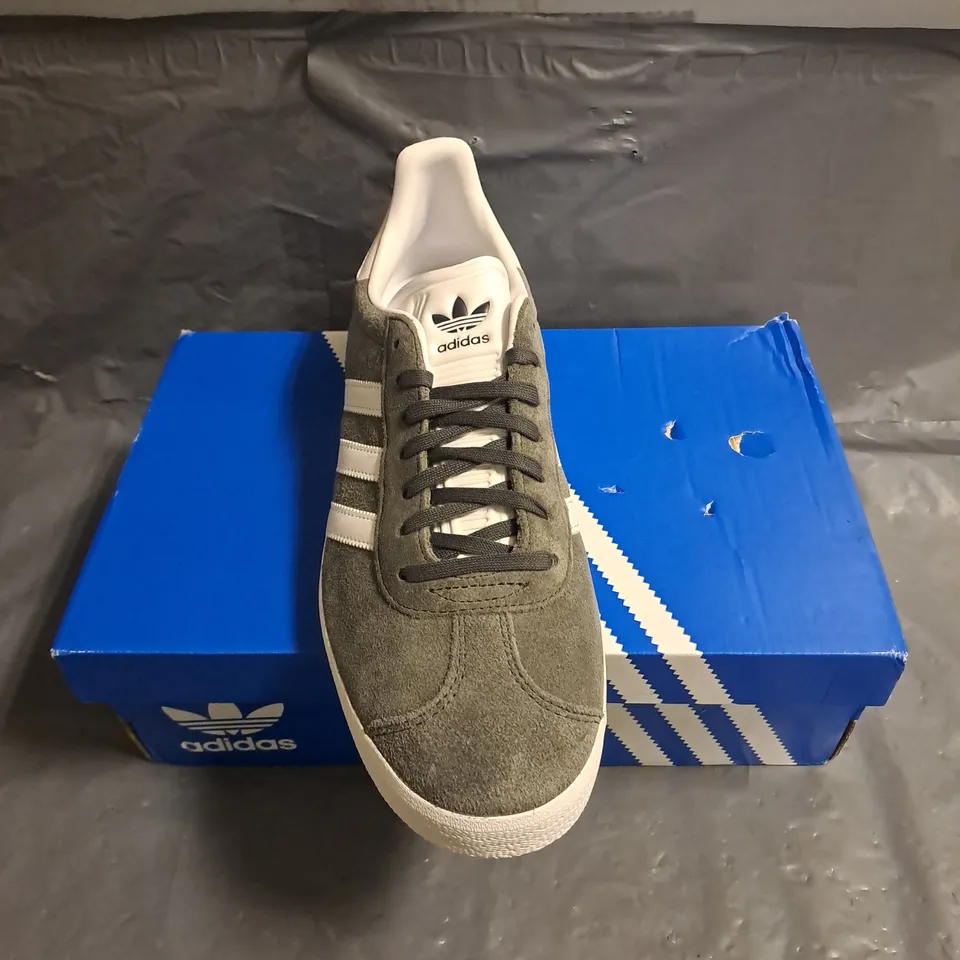 BOXED PAIR OF ADIDAS GAZELLE SHOES IN WHITE/GREY SIZE UK 9