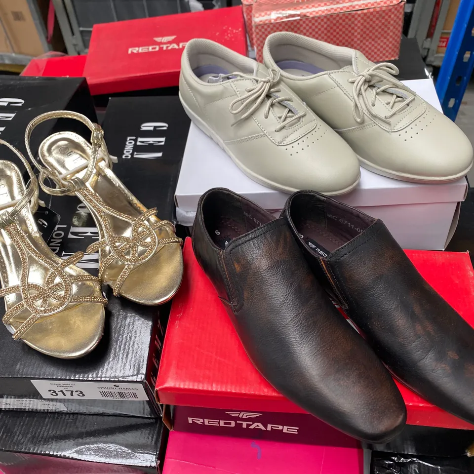 APPROXIMATELY 130 ASSORTED PAIRS OF FOOTWEAR TO INCLUDE:  BOXED PAIR OF LOGO SLIP-ON SHOES IN BLACK EU SIZE 36, BOXED PAIR OF GEMZ LONDON OPEN TOE LOW HEEL SANDALS IN METALLIC GOLD ETC