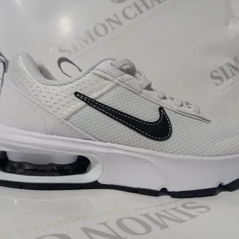 PAIR OF NIKE AIR MAX KIDS SHOES IN WHITE/BLACK UK SIZE 12.5