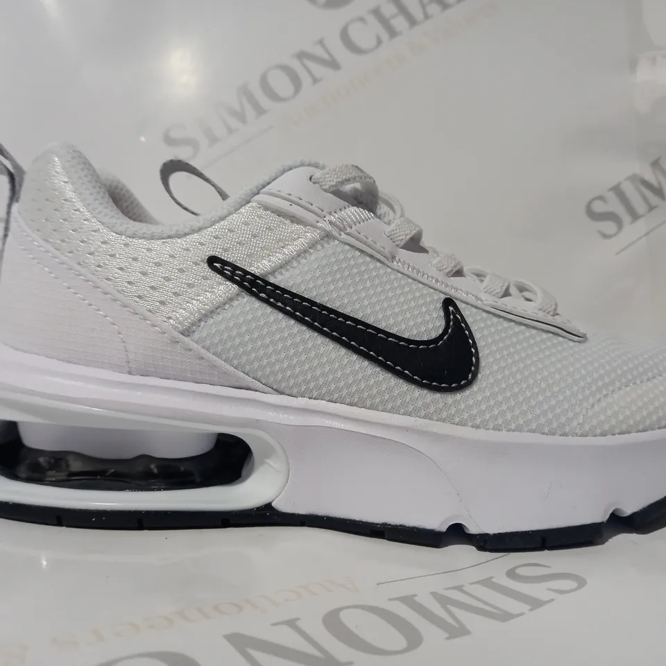 PAIR OF NIKE AIR MAX KIDS SHOES IN WHITE/BLACK UK SIZE 12.5