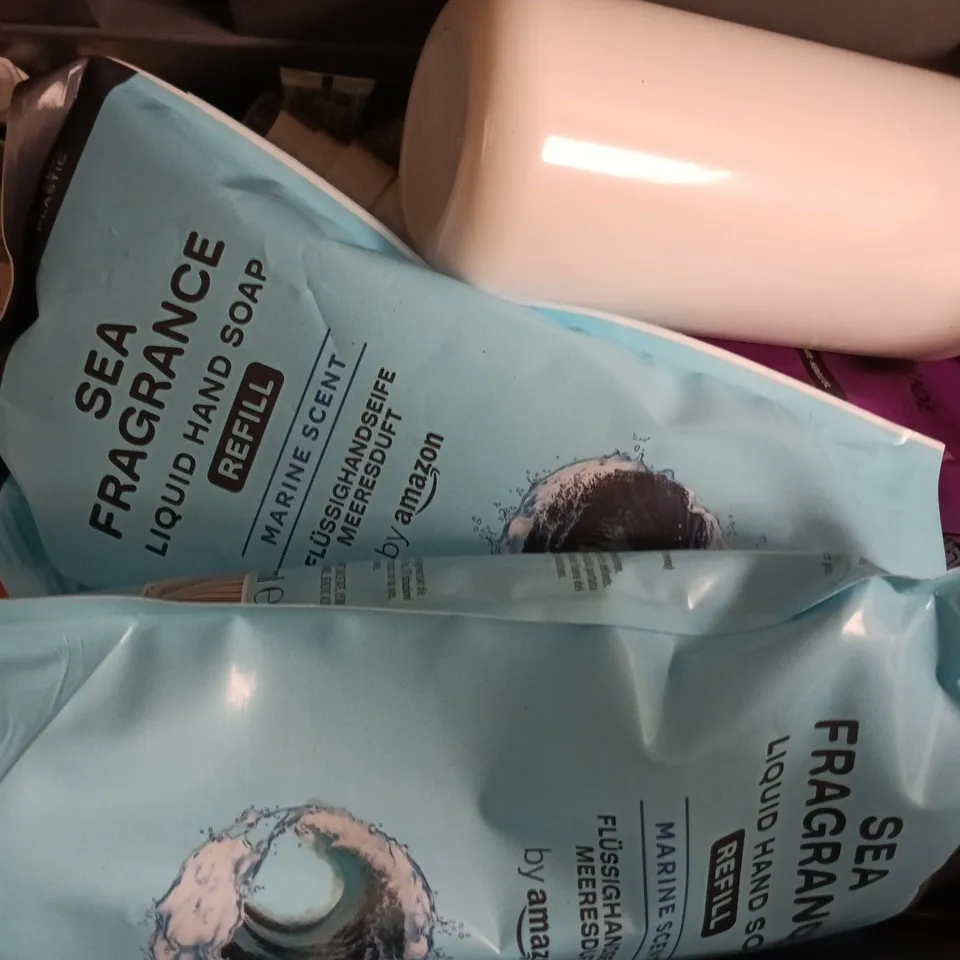 APPROXIMATELY 10 ASSORTED COSMETIC ITEMS TO INCLUDE SKIN REPUBLIC, UMBERTO GIANNINI, ETC - COLLECTION ONLY