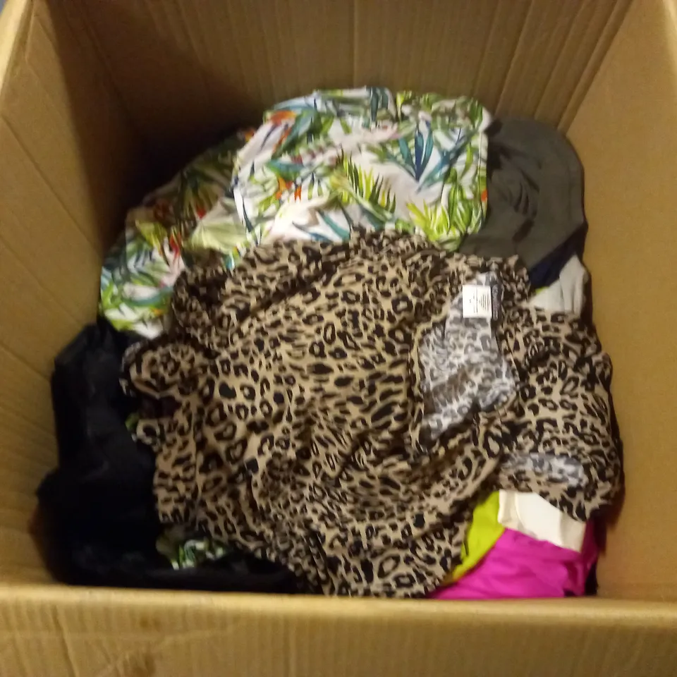 LOT OF APPROX 30 ASSORTED WOMENS CLOTHES TO INCLUDE COATS, BLOUSES, LEGGINGS ETC