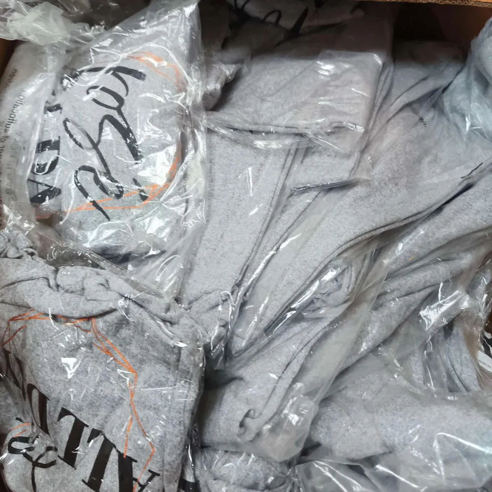 APPROXIMATELY 30 ASSORTED WOMENS CLOTHING ITEMS IN VARIOUS SIZES & STYLES