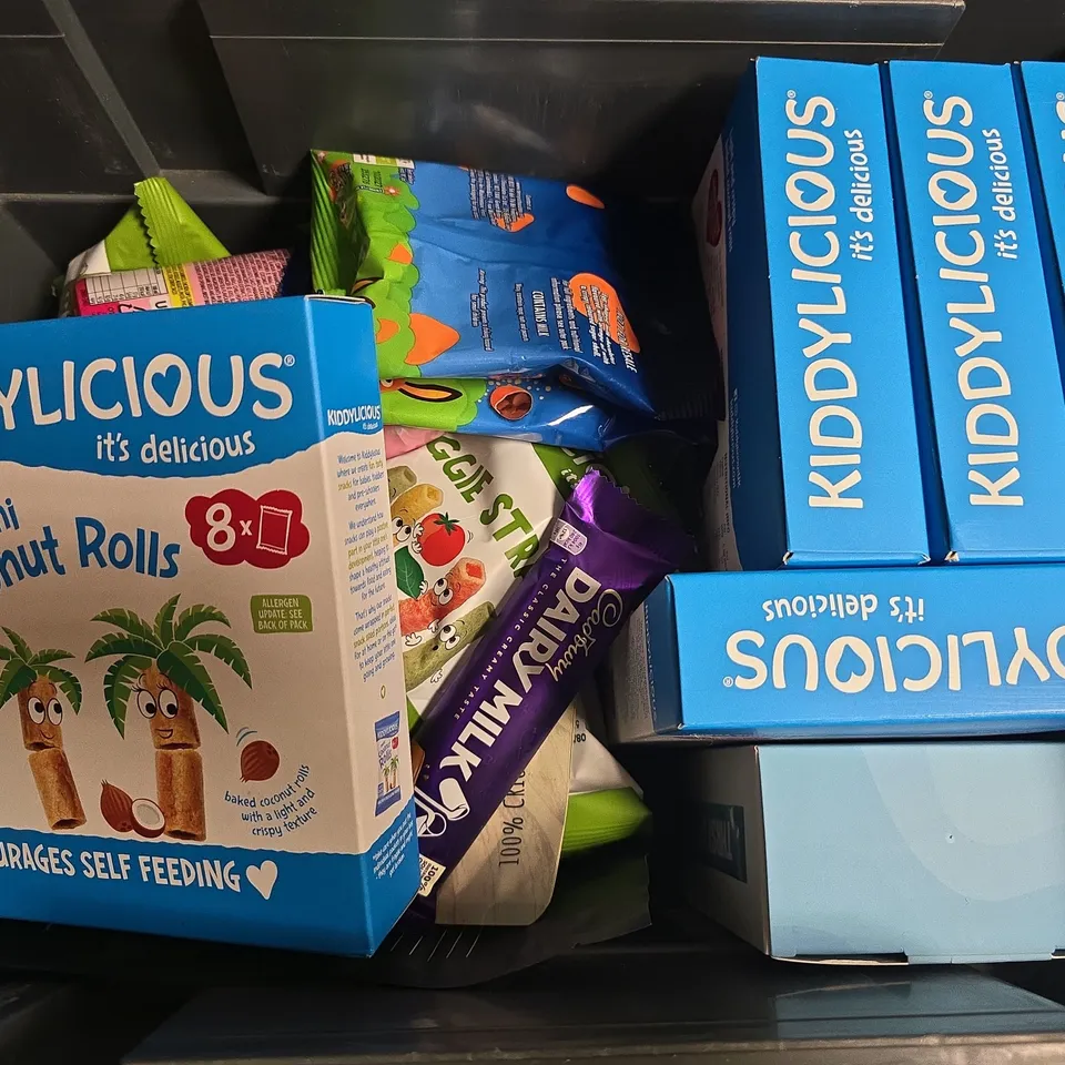 APPROXIMATELY 15 ASSORTED FOOD & DRINK ITEMS TO INCLUDE BULDAK SAUCE, VEGGIE STRAWS, THIRSTY? HYDRATION & ELECTROLYTE BLEND, ETC - COLLECTION ONLY