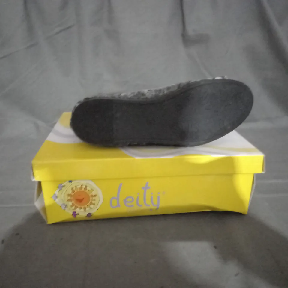 APPROXIMATELY 10 BOXED PAIR OF DEITY JUNIOR KIDS SHOES IN VARIOUS SIZES