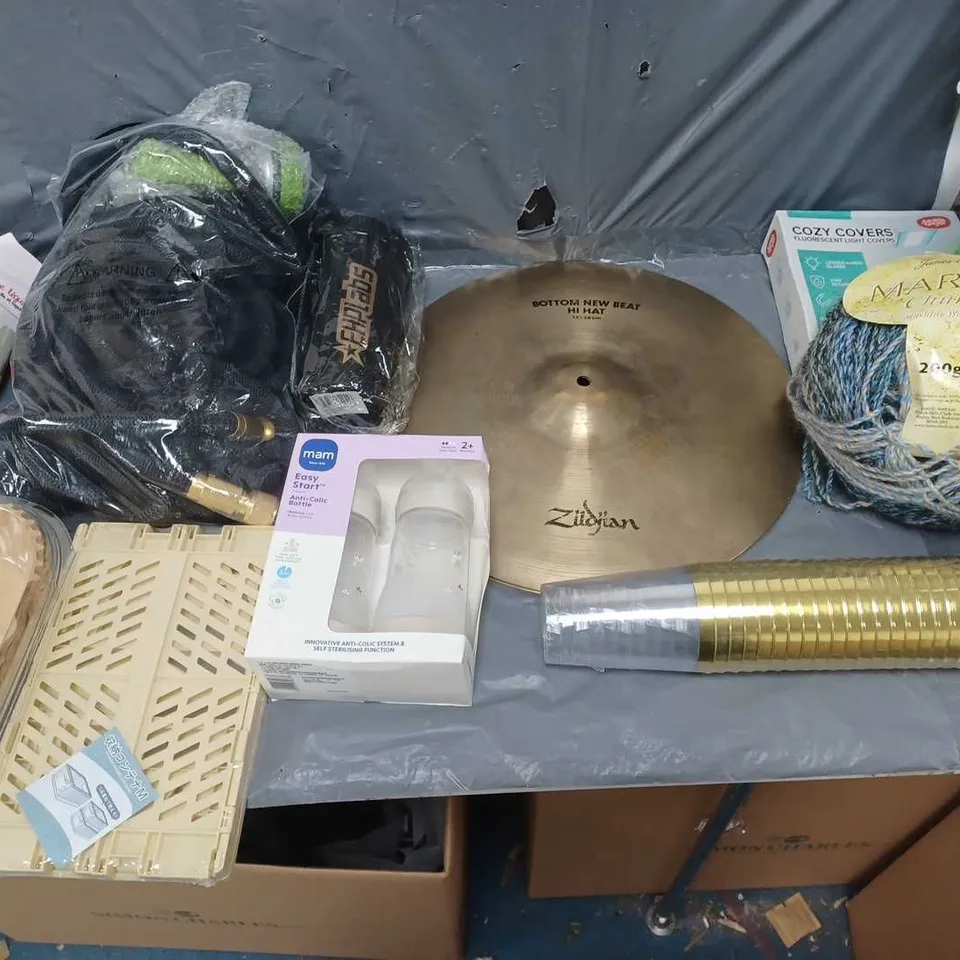 BOX OF APPROXIMATELY 15 ASSORTED ITEMS TO INCLUDE - GARDEN HOSE, ZILDAN BOTTOM NEW BEAT HI HAT 38CM, AND COZY LIGHT COVERS ETC. 