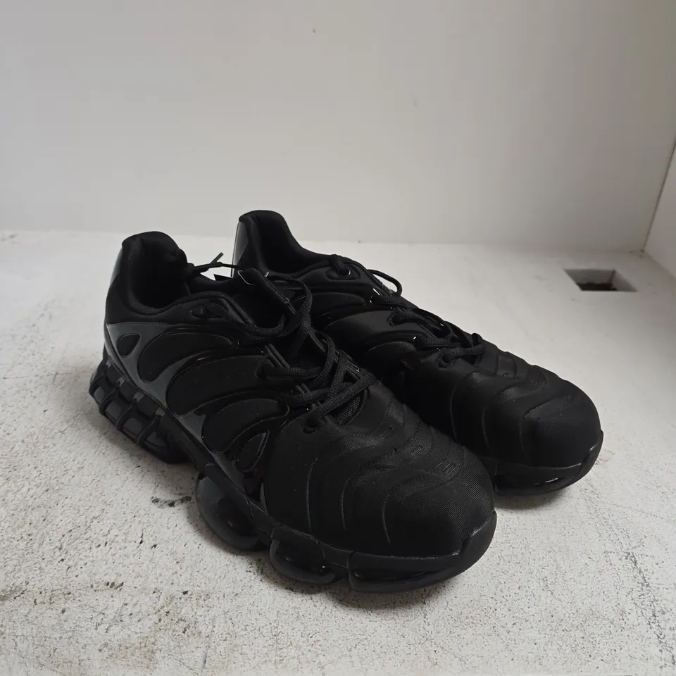 ARISIC BLACK TRAINERS, UK 11 