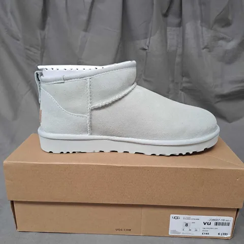 BOXED PAIR OF UGG CLASSICS SIZE 6