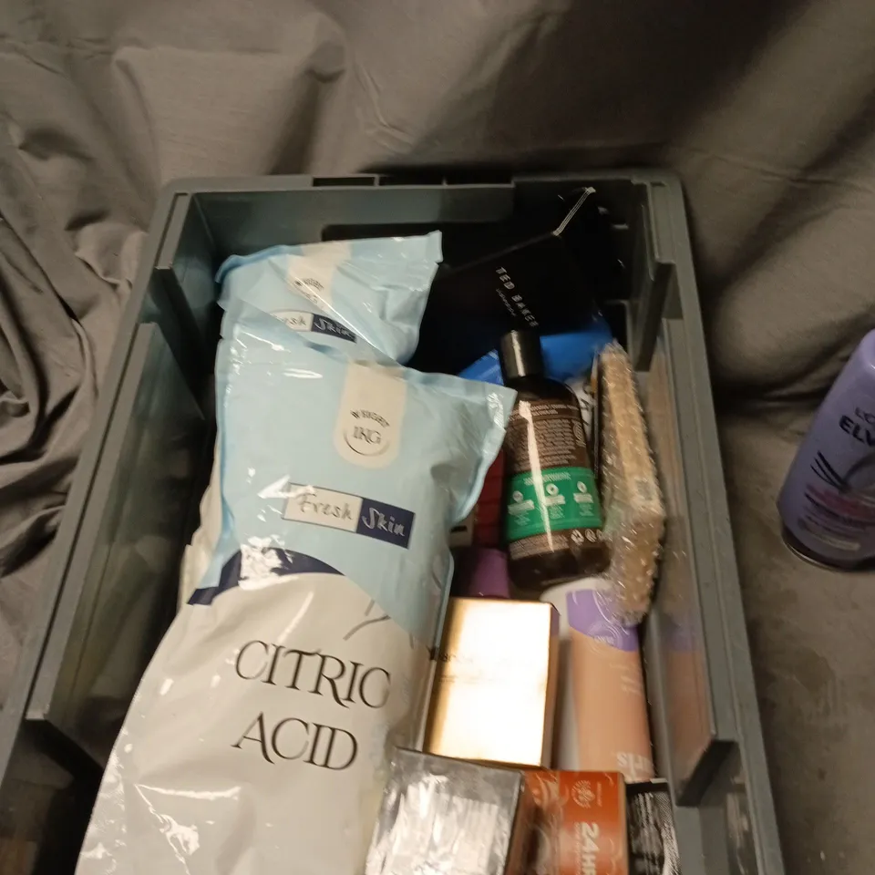 APPROXIMATELY 20 ASSORTED HEALTH AND BEAUTY ITEMS INCLUDING OGX BIOTIN AND COLLAGEN CONDITIONER/SKIN BUNNY FACE WASH/LOREAL ELVIVE CONDITIONER