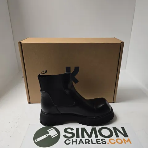 KOI FREEDOM BLACK BOOT WITH LUG SOLE - UK 9