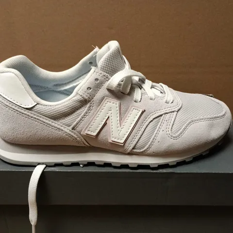 BOXED PAIR OF NEW BALANCE 373 TRAINERS IN PEARL GREY - SIZE 5