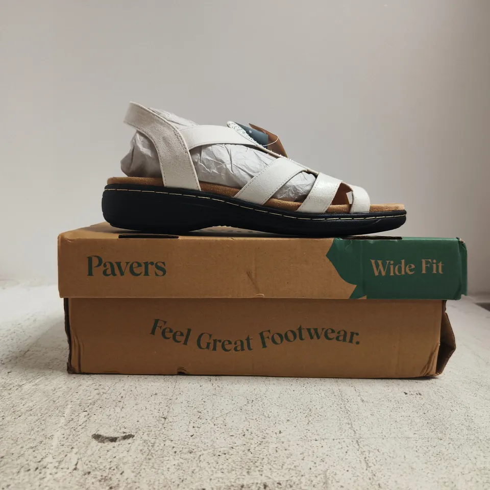 BOXED PAIR OF PAVERS OPEN TOE SANDALS IN WHITE SIZE 6
