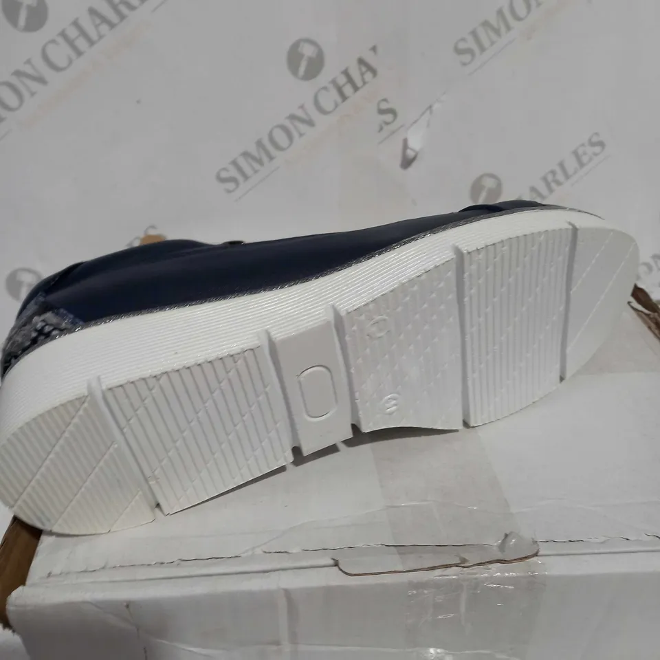 MODA IN PELLE GENE TRAINER - NAVY UK 8 