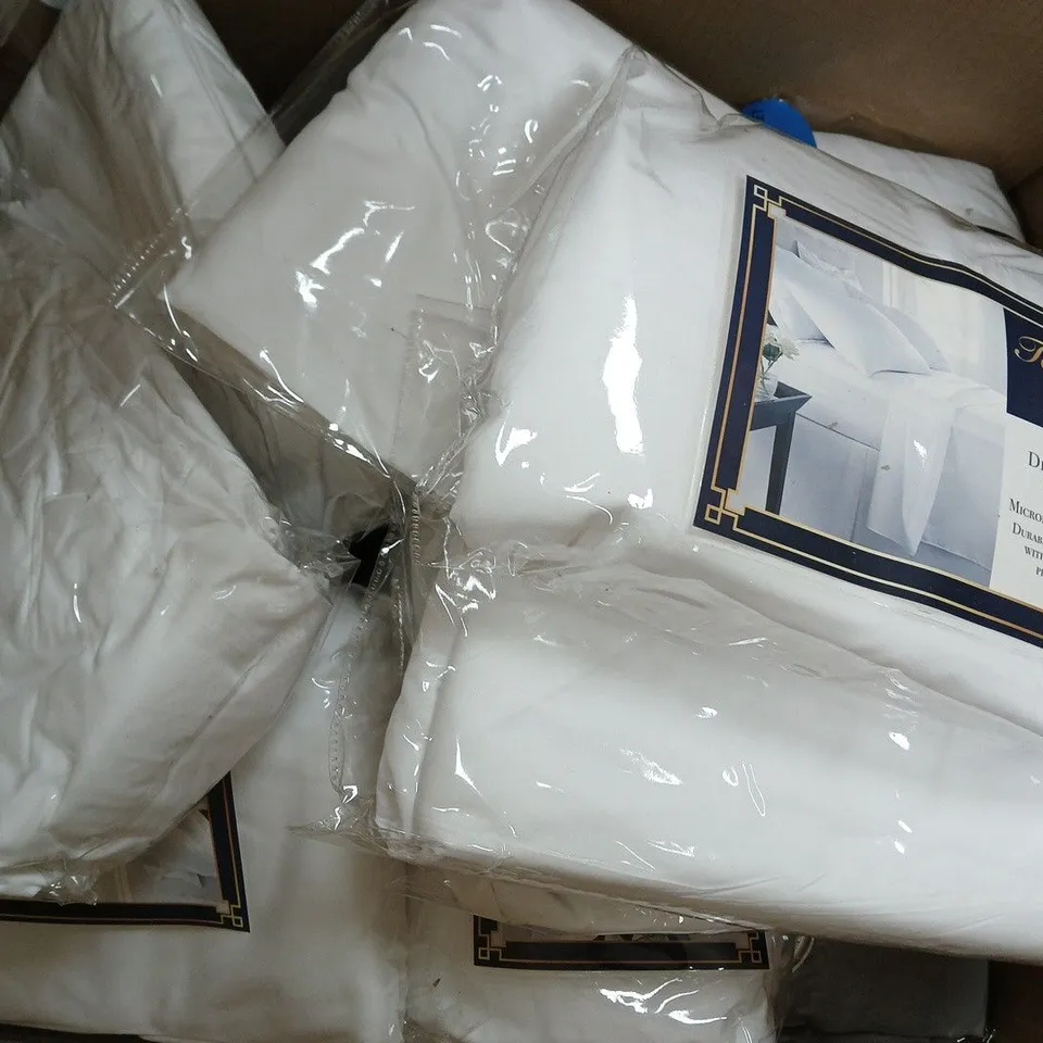 BOX OF APPROXIMATELY 10 ASSORTED HOUSEHOLD ITEMS TO INCLUDE DEEP FITTED SHEETS, EYELET CURTAINS, ETC - COLOURS AND SIZES VARY - COLLECTION ONLY