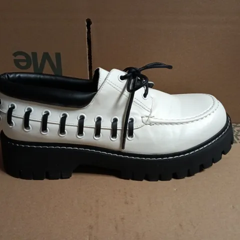 BOXED KOI TENAR MENS BOAT SHOES IN CREAM - UK9