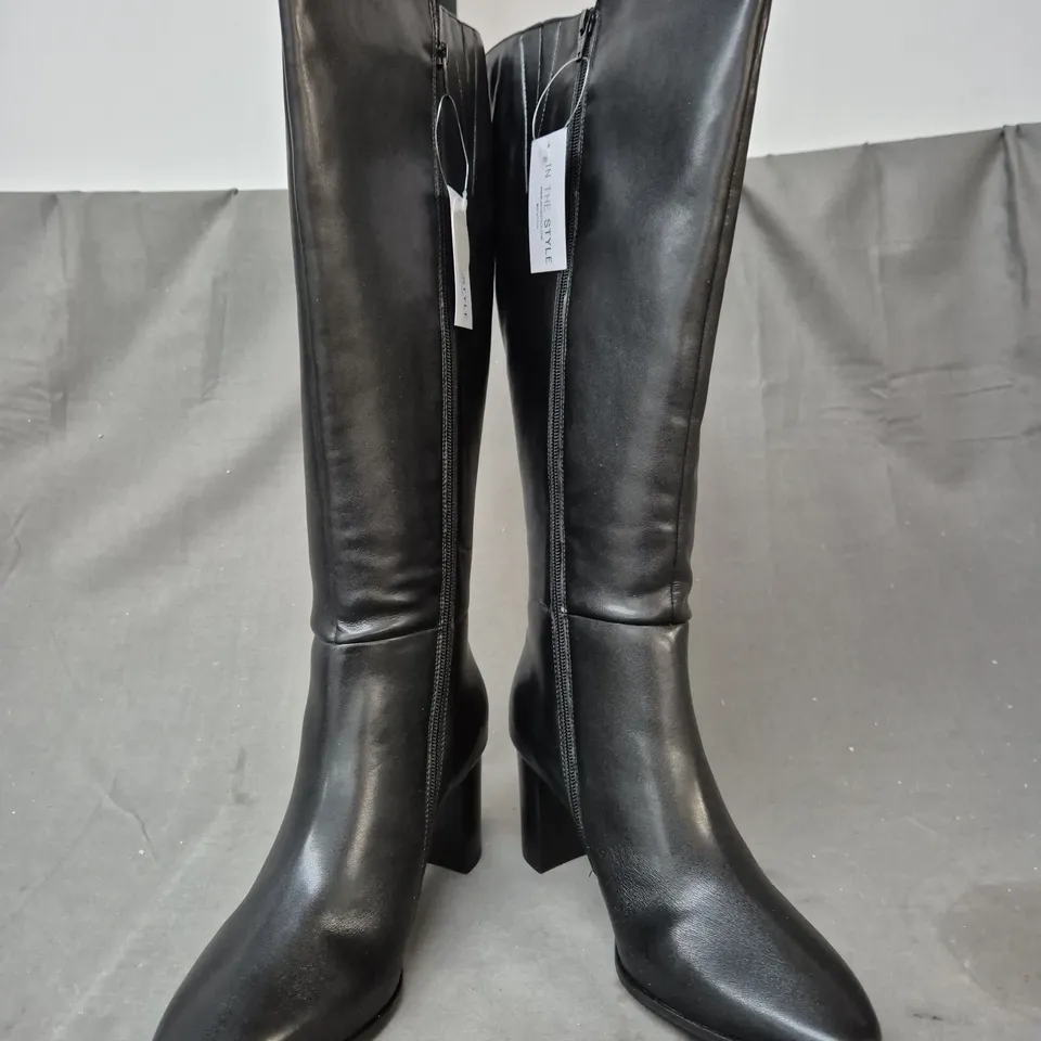 BOXED PAIR OF IN THE STYLE EXTRA WIDE BLOCK HEEL KNEE-HIGH BOOTS IN BLACK UK SIZE 6