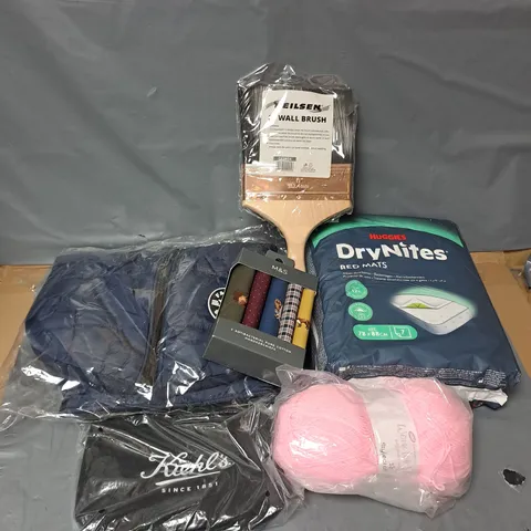 APPROXIMATELY 15 ASSORTED HOUSEHOLD ITEMS TO INCLUDE BED MATS, 6" WALL BRUSH, HANDKERCHIEFS, ETC