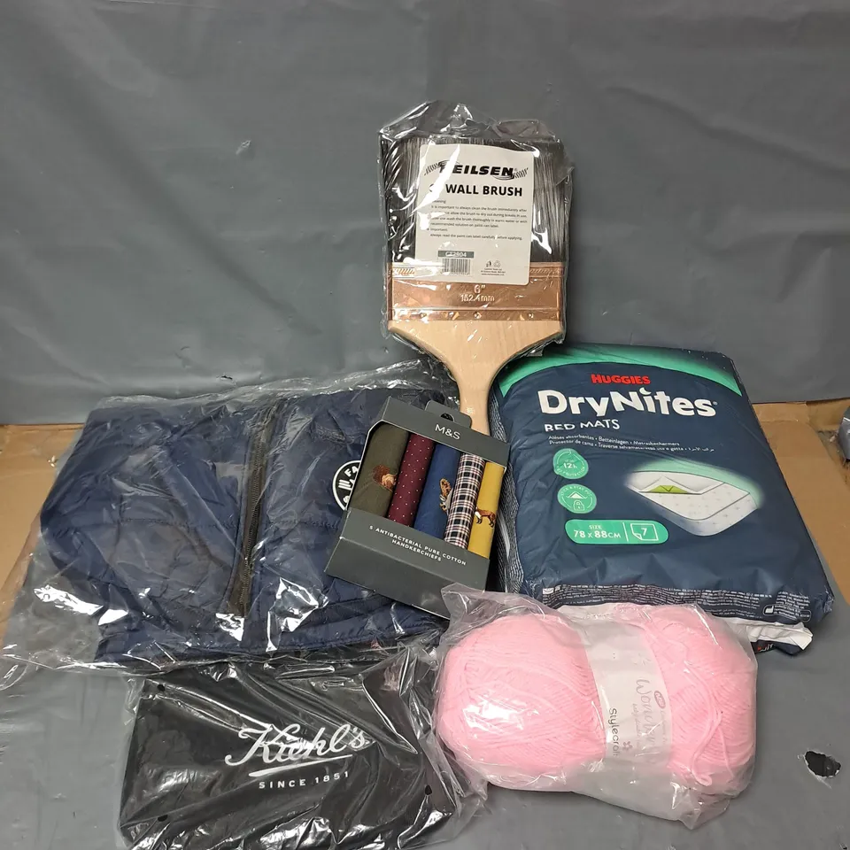 APPROXIMATELY 15 ASSORTED HOUSEHOLD ITEMS TO INCLUDE BED MATS, 6" WALL BRUSH, HANDKERCHIEFS, ETC