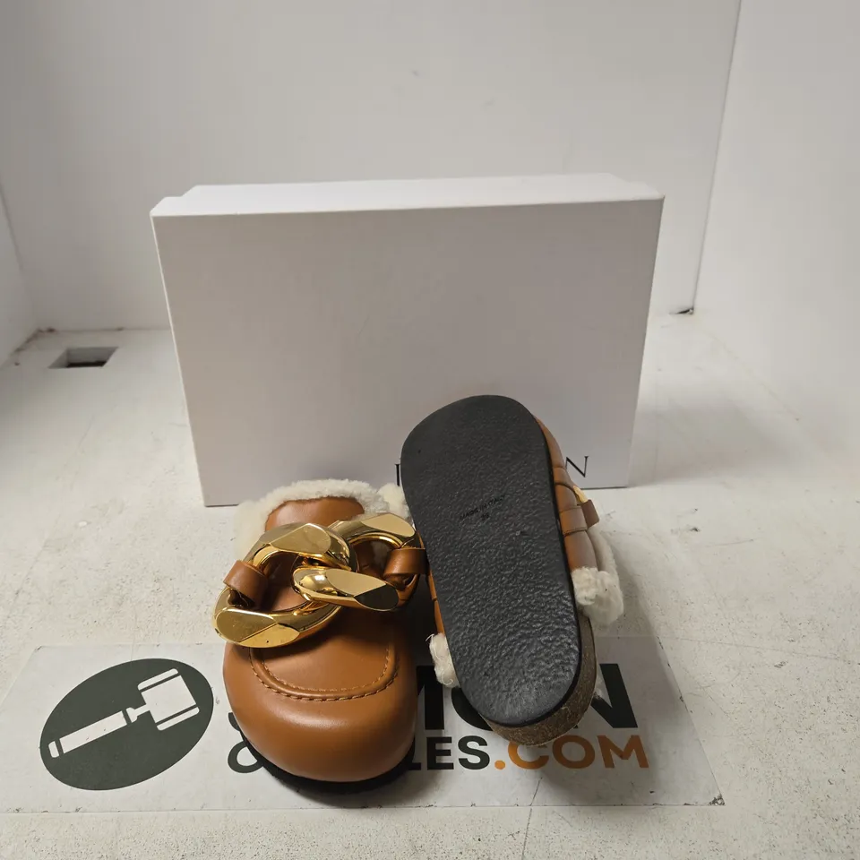 JW ANDERSON BROWN LEATHER SANDALS WITH SHEARLING LINING AND GOLD CHAIN – BOXED - EUR 39 