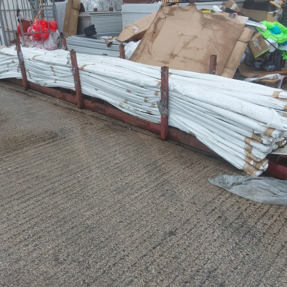 STILLAGE CONTAINING A VERY LARGE QUANTITY OF BULK UNIVERSAL TRACK 500CM // STILLAGE NOT INCLUDED