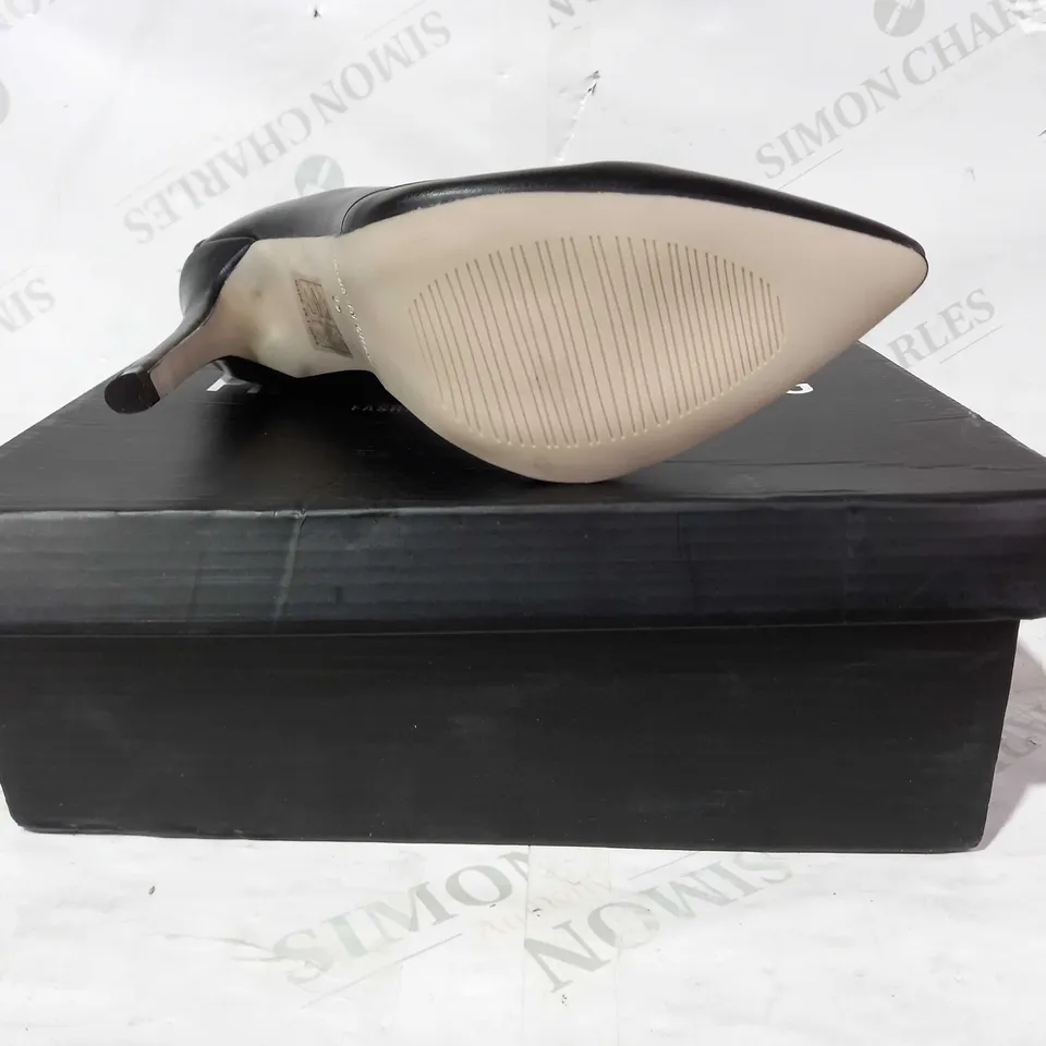 BOXED PAIR OF PRETTY LITTLE THING HEELED ANKLE BOOTS IN BLCAK UK SIZE 5