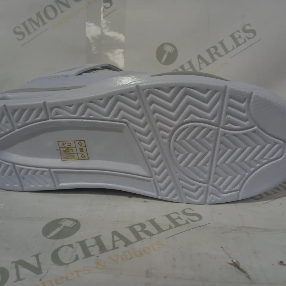 BOXED PAIR OF AIR JORDAN SHOES IN WHITE UK SIZE 6