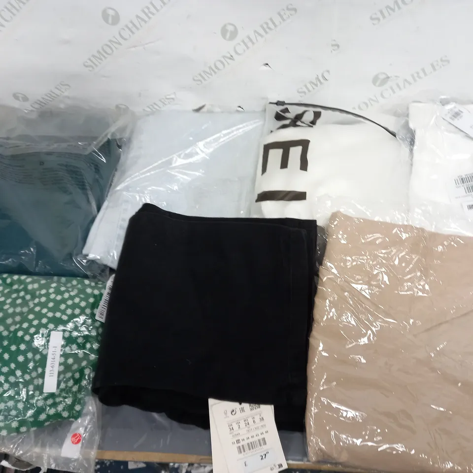 LARGE QAUNTIITY OF ASSORTED CLOTHING ITEMS TO INCLUDE DRESSES, JEANS, SHIRTS, ETC
