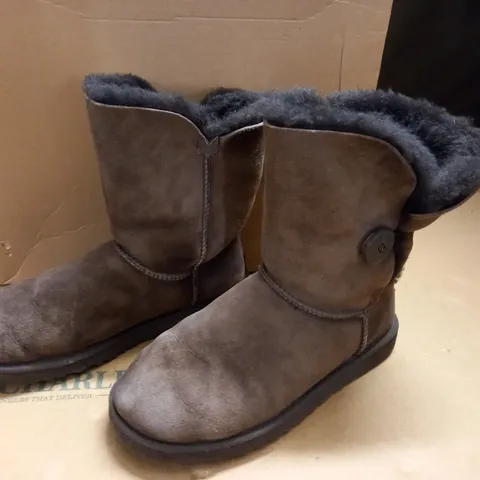 BOXED PAIR OF BAILEY BUTTON BROWN BOOTS - UK 6.5