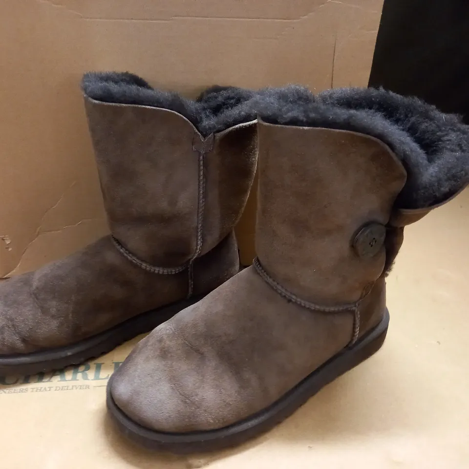 BOXED PAIR OF BAILEY BUTTON BROWN BOOTS - UK 6.5