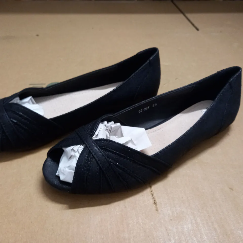 PAIR OF BLACK OPEN TOED SHOES - 39