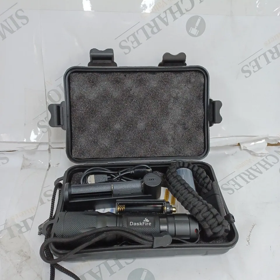 BOXED DASK FIRE 2-IN-1 LED FLASHLIGHT 