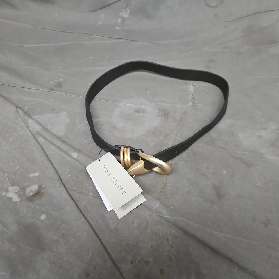 MINT VELVET CHUNKY KEEPER BUCKLE BELT IN BLACK