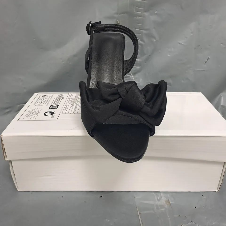 BOXED PAIR OF UNBRANDED OPEN TOE HEELS IN BLACK W. BOW DETAIL SIZE EU 39