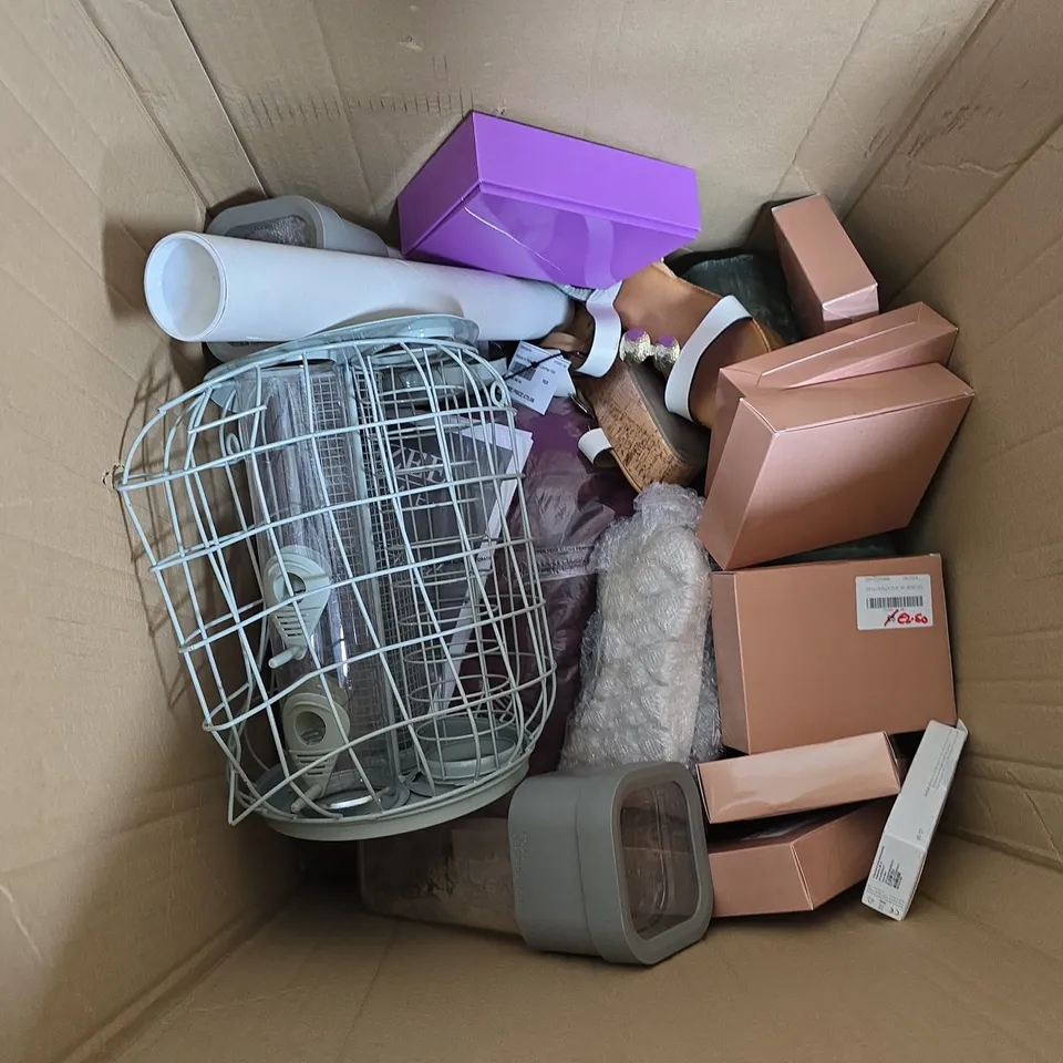 BOX OF APPROXIMATELY 15 ASSORTED ITEMS TO INCLUDE - TOOTHBRUSHES , MAKEUP ACCESSORIES , SHOES , ETC 