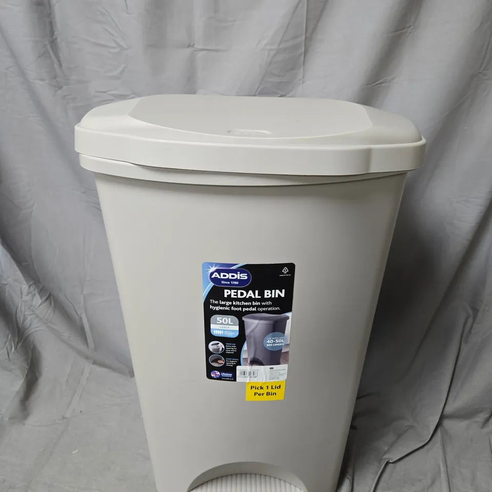 GRADE 1 ADDIS PLASTIC 50 LITRE PEDAL BIN 