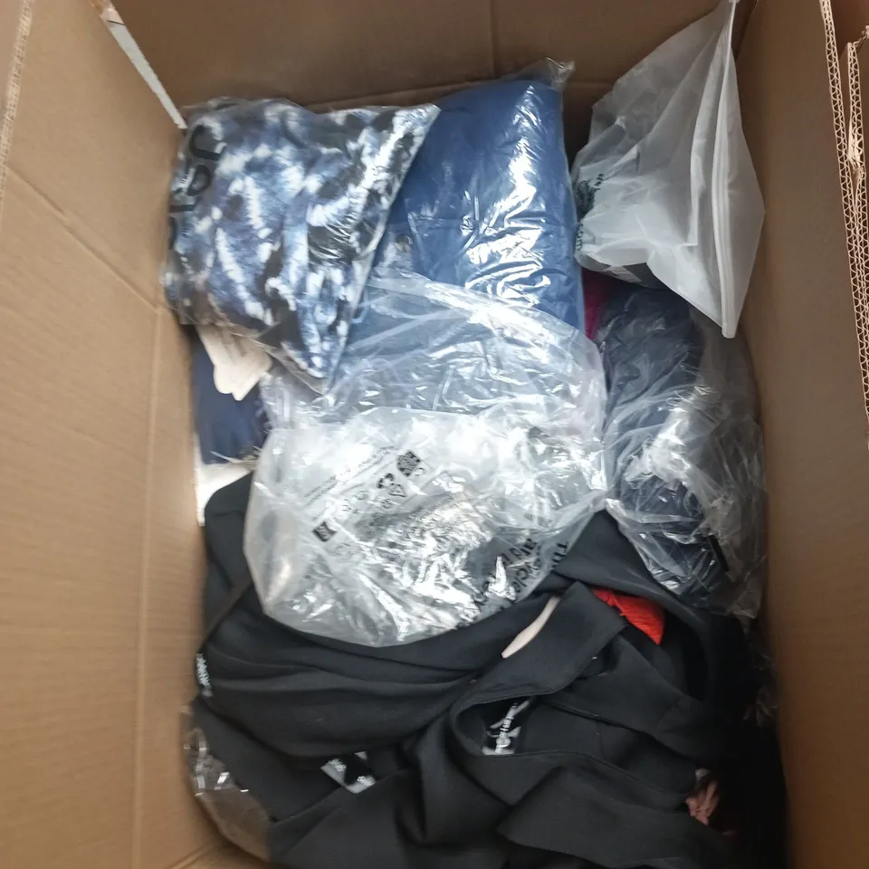 BOX OF APPROXIMATELY 20 ASSORTED CLOTHING TO INCLUDE: TU JEANS