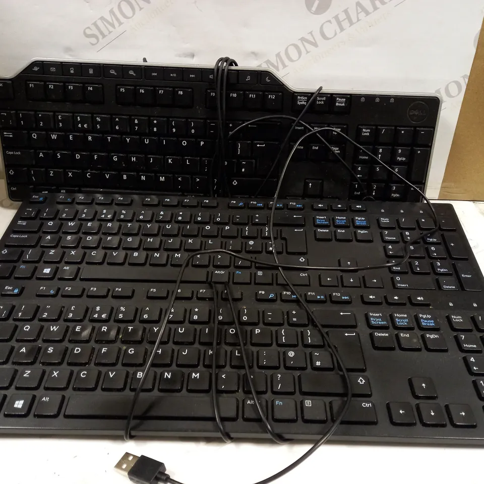 LOT OF APPROXIMATELY 20 LOOSE PC KEYBOARDS TO INCLUDE DELL WIRELESS KEYBOARD, DELL THIN WIRED KEYBOARD (KB216B), DELL WIRED KEYBOARD (KB522P), ETC