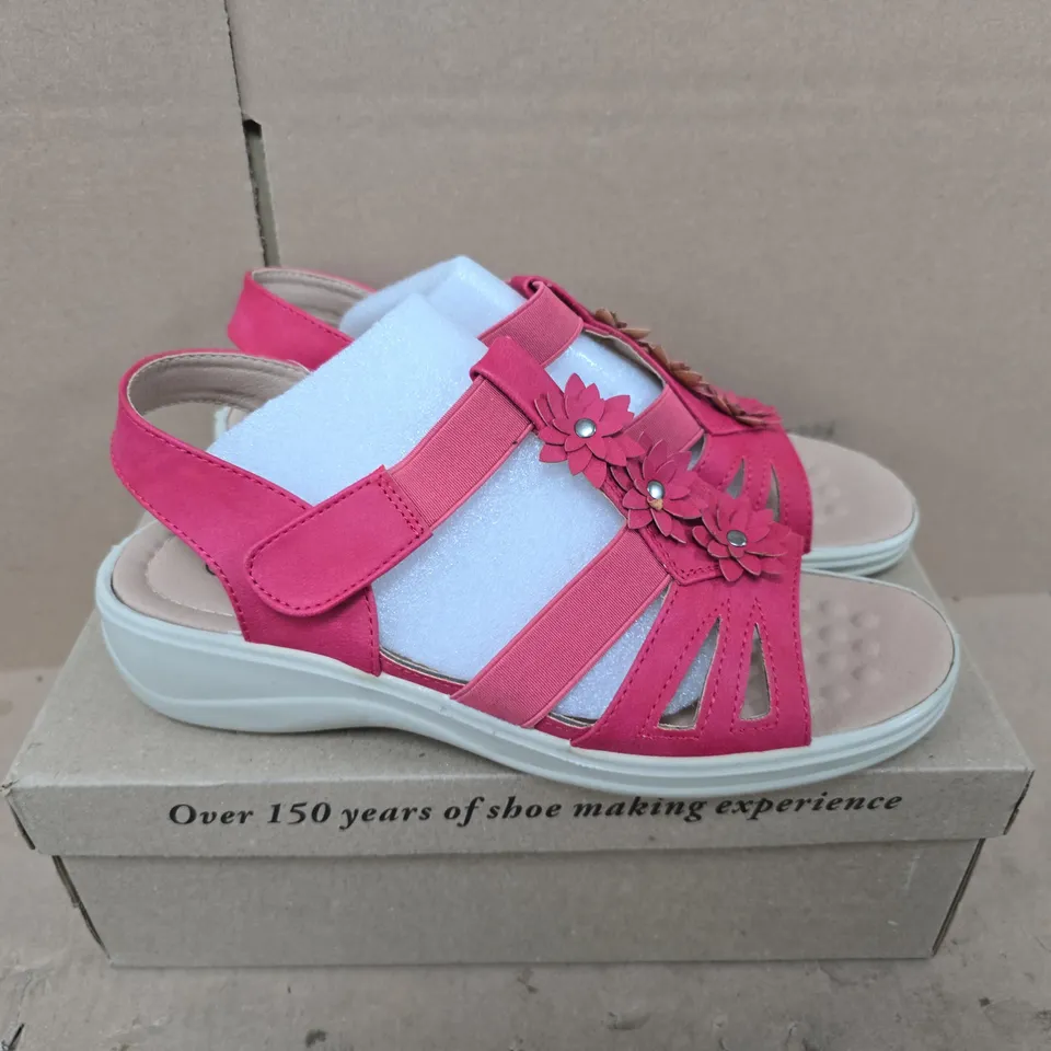 BOXED PAIR OF CUSHION-WALK MADISON SANDALS IN RED - UK 5