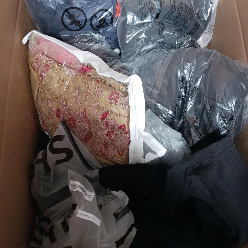 APPROXIMATELY 20 ASSORTED CLOTHING ITEMS IN VARIOUS SIZES AND STYLES TO INCLUDE - DRESS, JEANS, JACKET, ETC