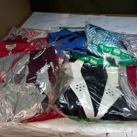 APPROXIMATELY 10 CLOTHING ITEMS IN VARIOUS SIZES AND COLOURS