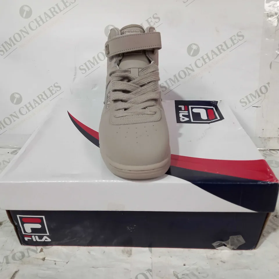 BOXED PAIR OF FILA TRAINERS IN STONE COLOUR UK SIZE 5