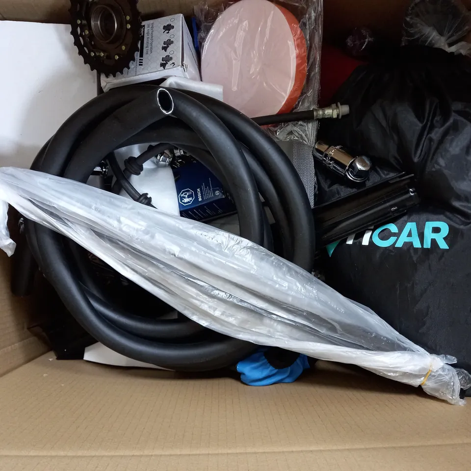 LARGE QAUNTIITY OF ASSORTED CAR ITEMS TO INCLUDE SMALL FAN - PUMP HANDLE - RADIATOR HOSE / COLLECTION ONLY 