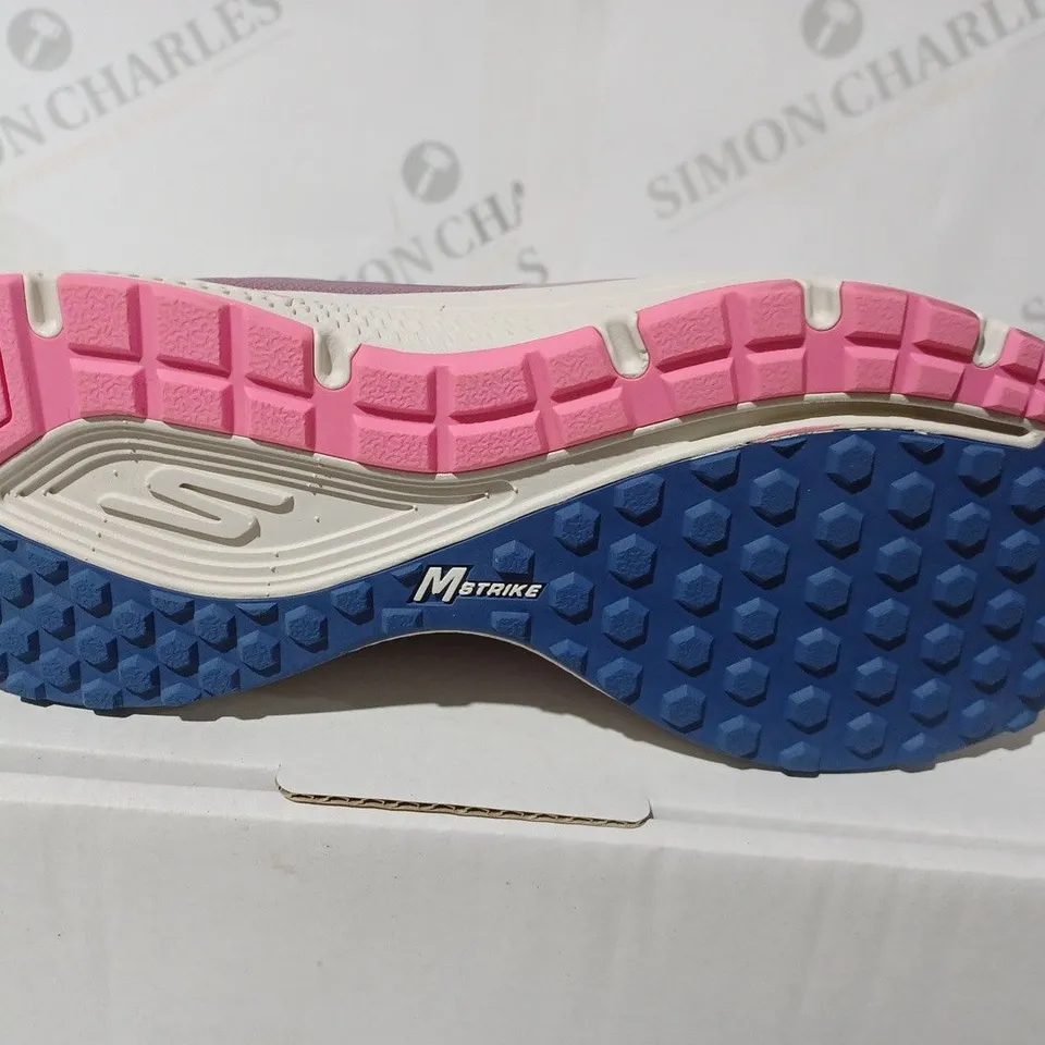 BOXED PAIR OF SKECHERS TRAINERS IN BLUE SIZE 6.5